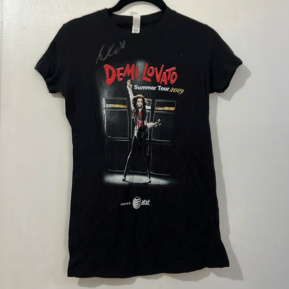 AUTHENTIC SIGNED DEMI LOVATO T-SHIRT (SUMMER TOUR 2009)